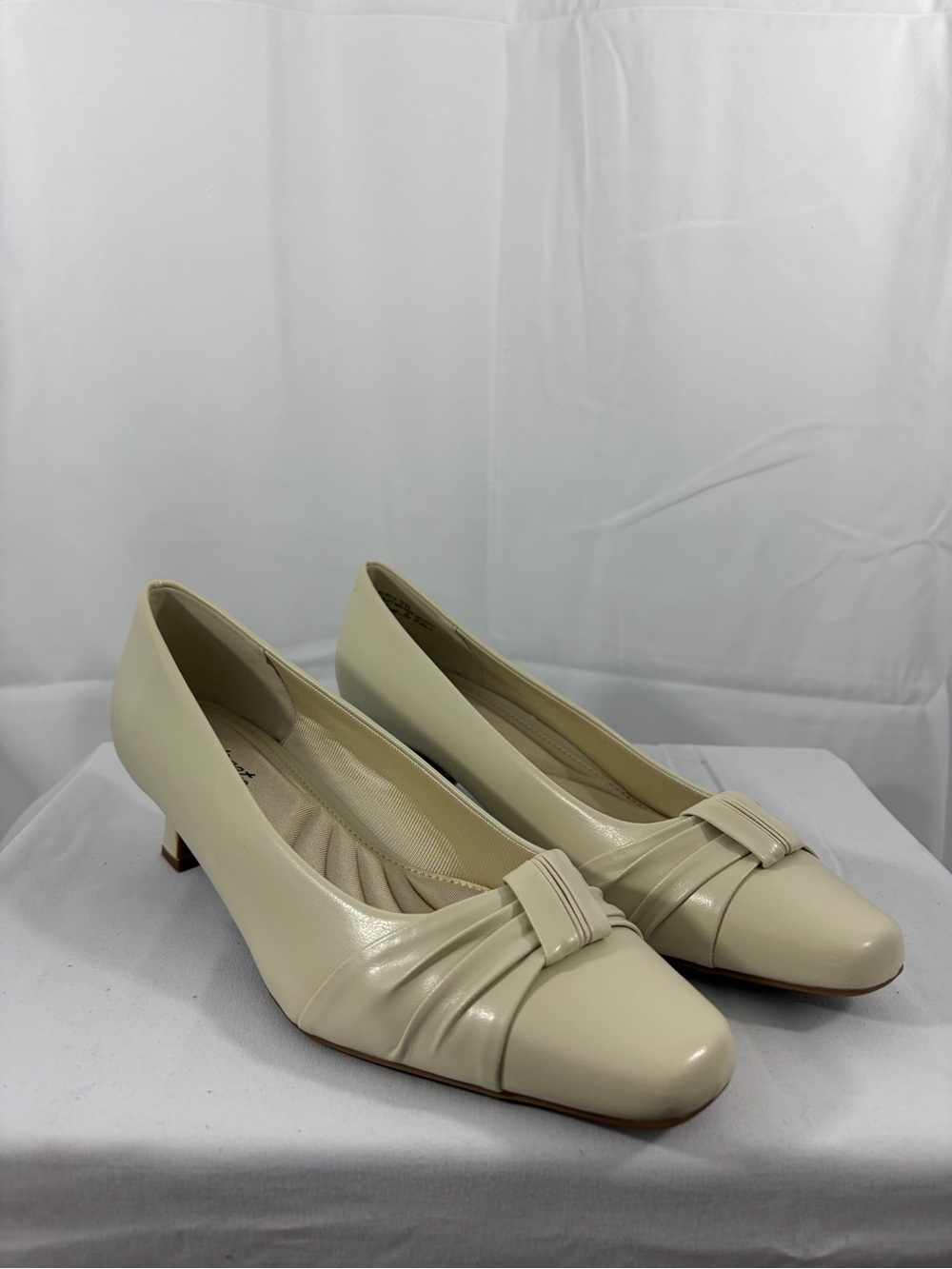 NWT Easy Street Women’s Size 9W Classic Cream Low 2 Inch Heel Pumps
